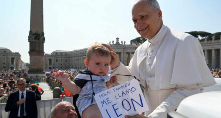 "Lo planificamos todo": padres de bebé chileno cuentan cómo llegó a conocer al papa León XIV