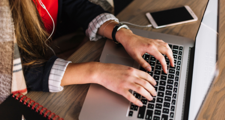 Abren 5 mil becas para capacitarse en habilidades digitales e IA: conoce los cursos y requisitos