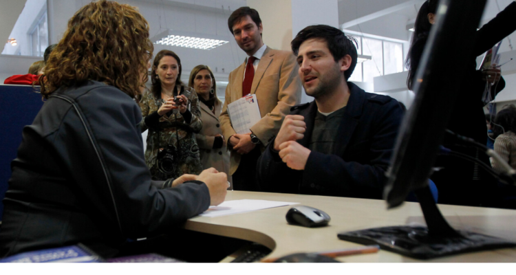 Personas postulando a beneficios estatales