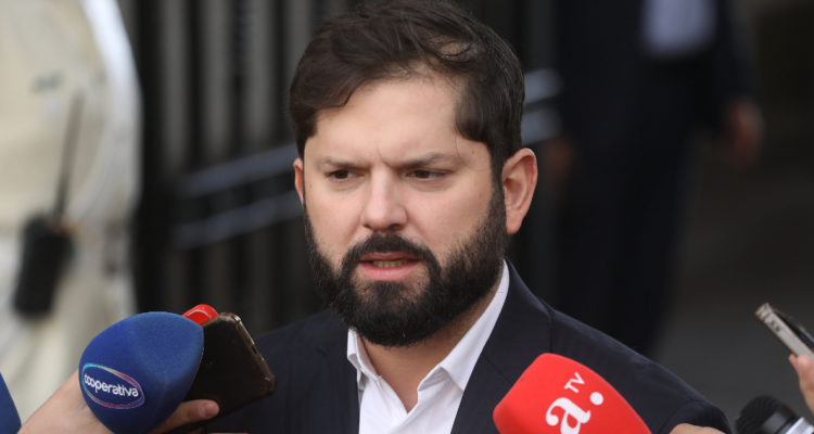 Boric aclara contratación de su cuñada, Fiona Bonati: “Estaba trabajando en la Secom desde Piñera 2”