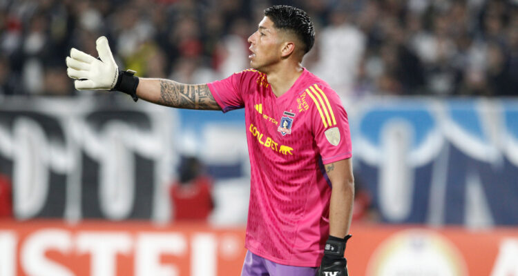 Brayan Cortés defendiendo la portería de Colo Colo
