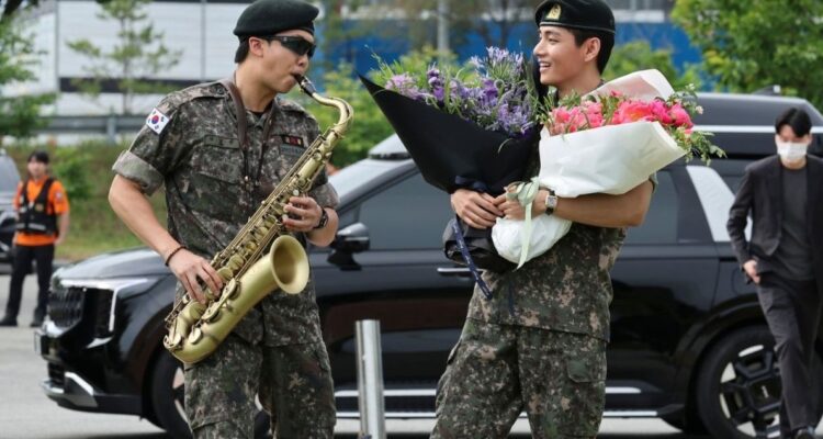 El ARMY enloquece: miembros de BTS V y RM terminan el servicio militar tras 3 años en hiatus