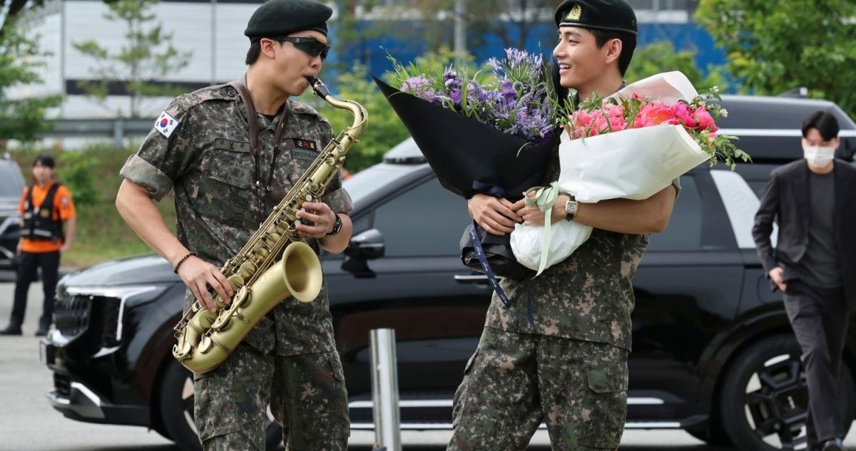 El ARMY enloquece: miembros de BTS V y RM terminan el servicio militar tras 3 años en hiatus