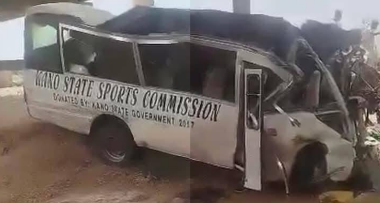 Tragedia en Nigeria: bus con equipo de atletismo cae al vacío y provoca la muerte de 22 personas.