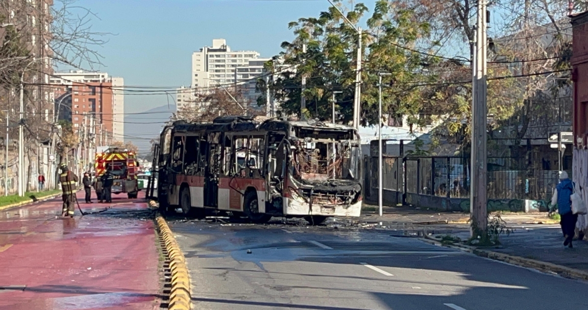 Encapuchados queman un bus RED en las cercanías del INBA