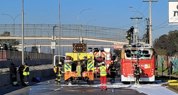 Bus RED quemado en PAC vuelve a incendiarse: grúa lo arrastró sin ruedas