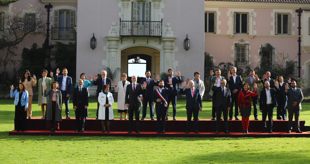 Presidente Gabriel Boric encabeza su última foto oficial con sus ministros previo a la Cuenta Publica