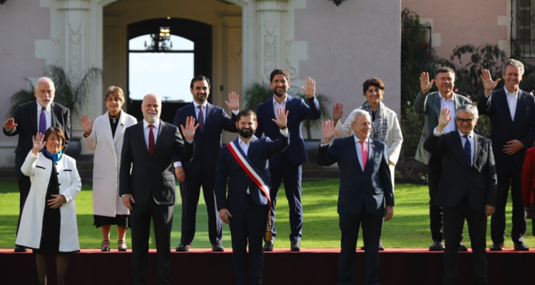 Presidente Gabriel Boric encabeza su última foto oficial con sus ministros previo a la Cuenta Publica