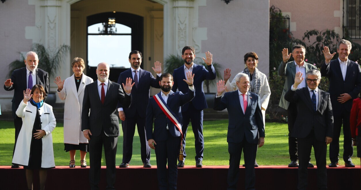 Presidente Gabriel Boric encabeza su última foto oficial con sus ministros previo a la Cuenta Publica