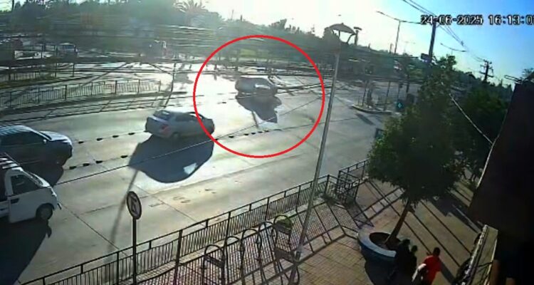 Cámaras captan momentos previos y la magnitud de violenta colisión en La Pintana: 2 peatones murieron