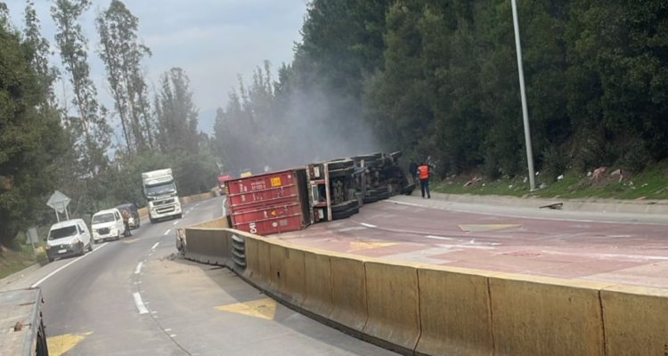 Camión vuelca en Camino La Pólvora y genera congestión vehicular en dirección a Valparaíso