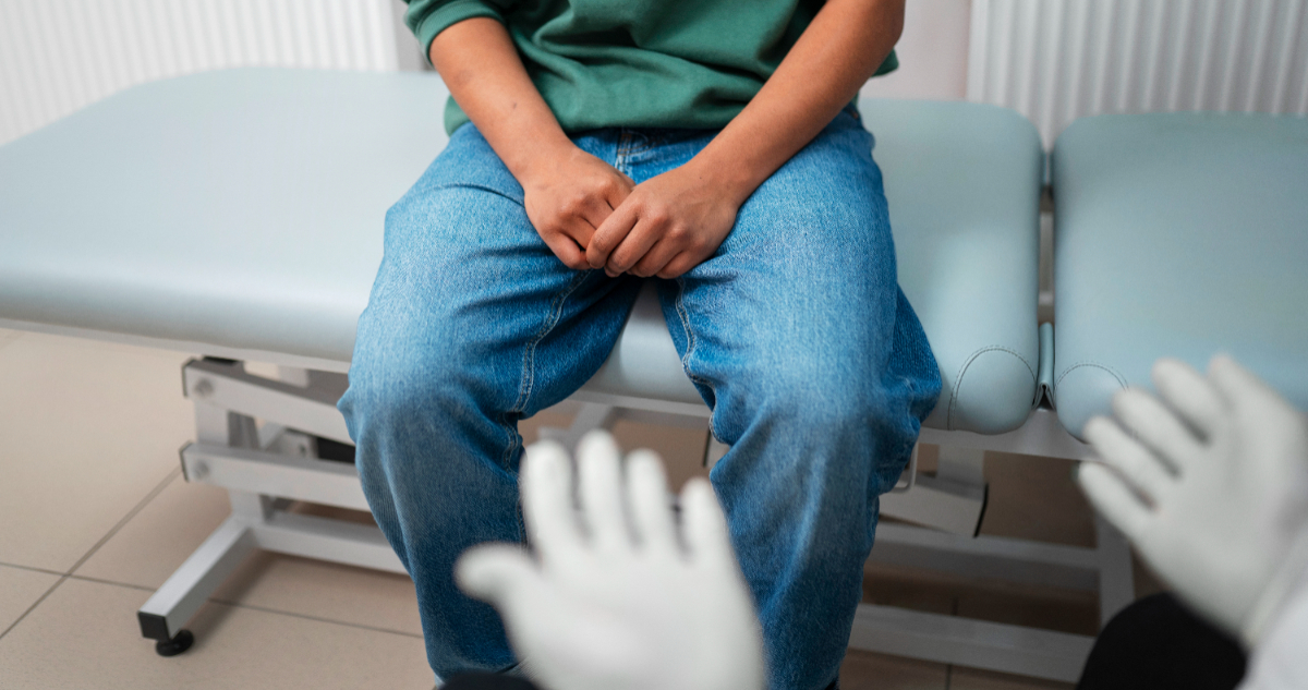 Foto de un hombre en una consulta médica para ilustrar nota sobre cómo en Chile se está usando la IA para detectar más rápido el cáncer de próstata