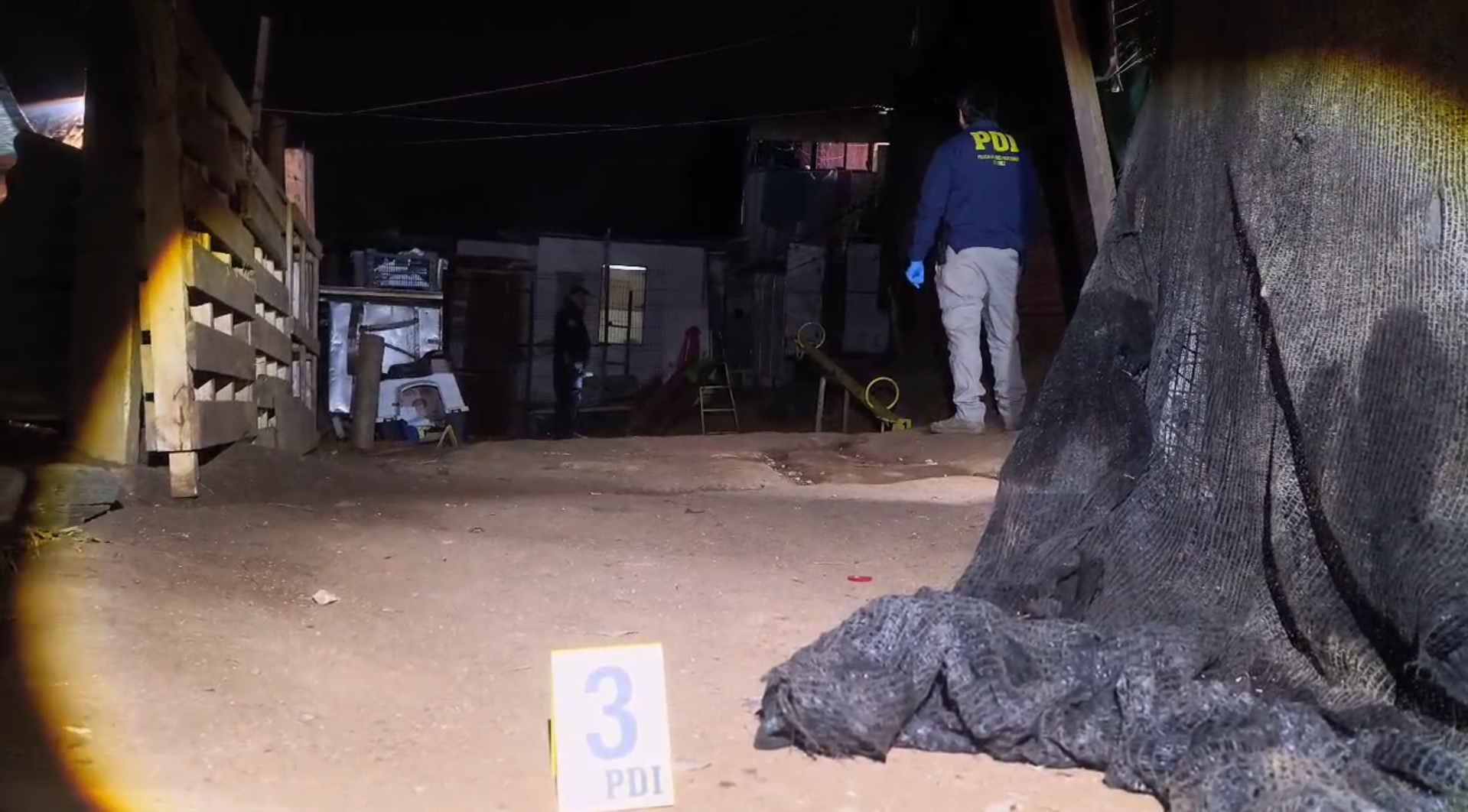 Se ve captura de video en que PDI realiza diligencias.