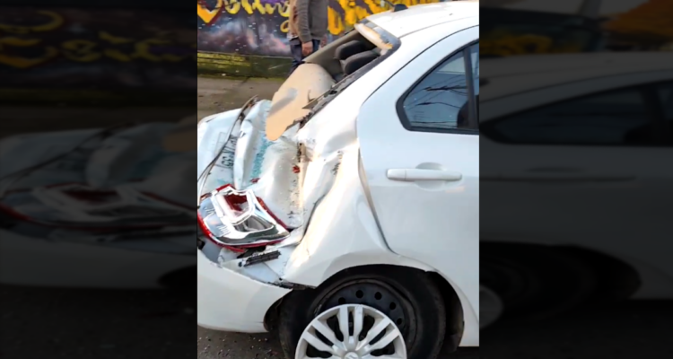 Automóvil destrozado en la zona del portamaletas.