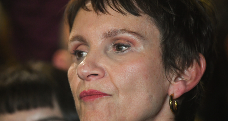 Visiblemente afectada, Carolina Tohá reconoce su derrota tras contundente victoria de Jeannette Jara