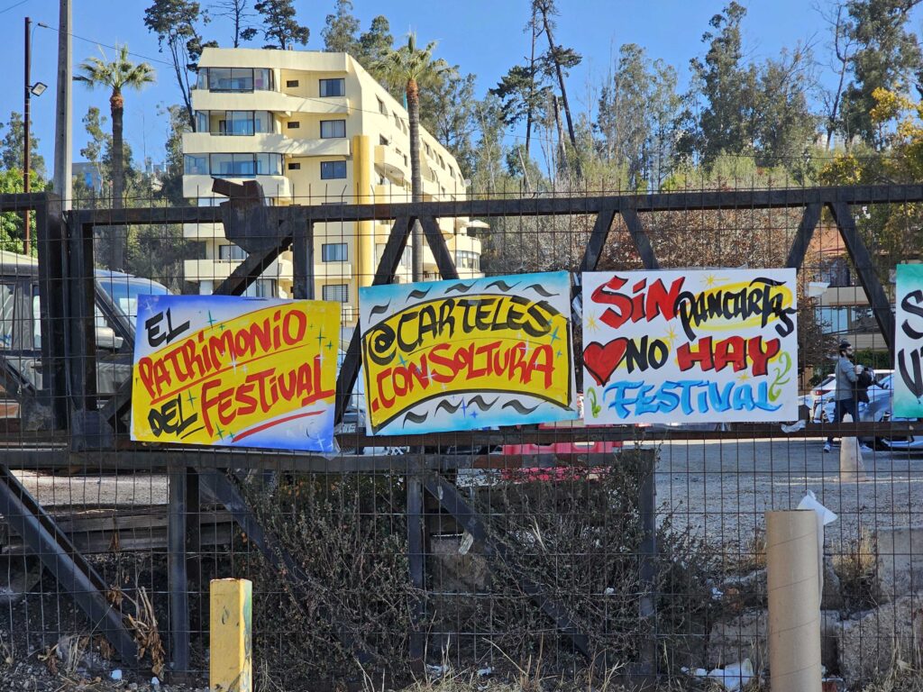 Carteles a las afueras del Festival de Viña 2025 captados por BioBioChile a las afueras de la Quinta Vergara