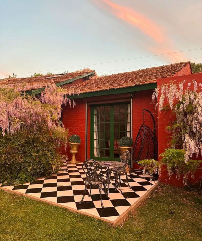 Fotografía del patio de la casa de China Suárez y Benjamín Vicuña en Chacras de Murray