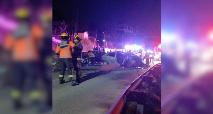 Seis heridos graves tras colisión frontal entre dos autos en Los Andes