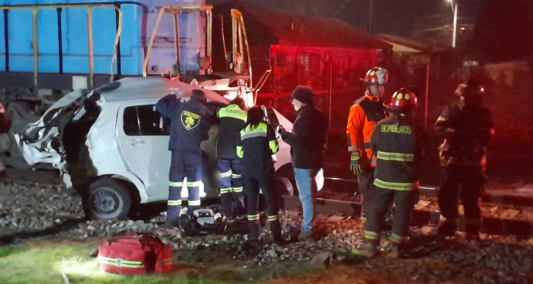 Brutal colisión entre tren de carga y auto en Curicó: reportan una mujer grave