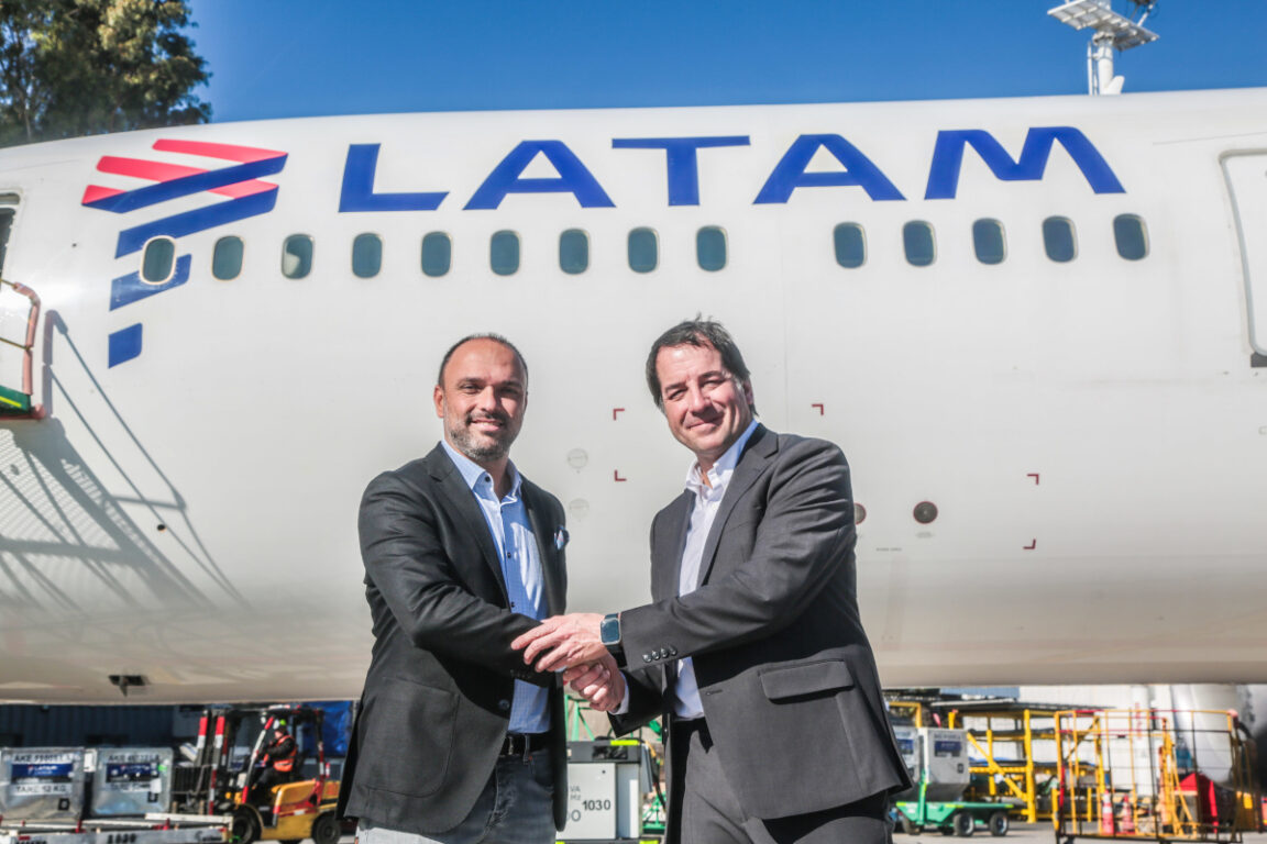 CEO de Latam Pass, Cristián Ortiz; y CEO de Esmax (Aramco), Carlos Larraín.