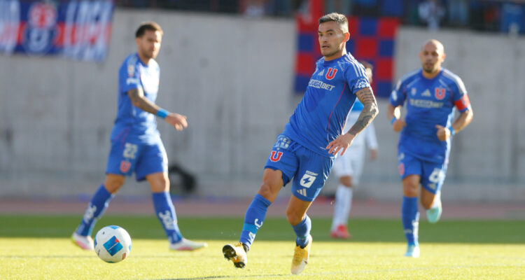Charles Aránguiz jugando para La U