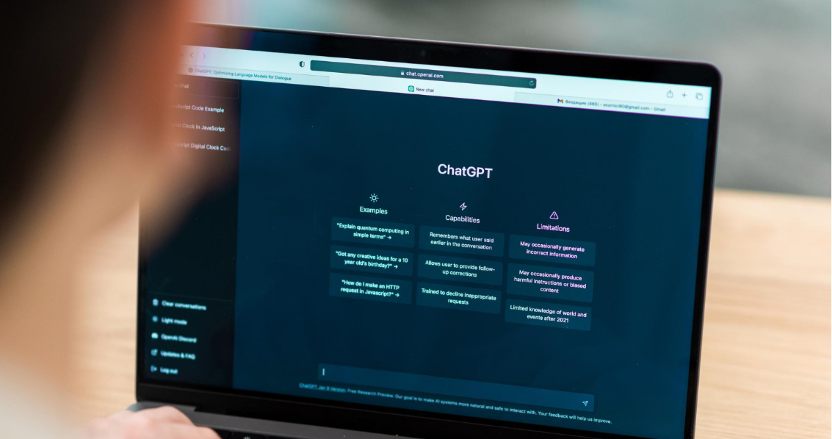 Persona usando ChatGPT en referencia a estudio del MIT