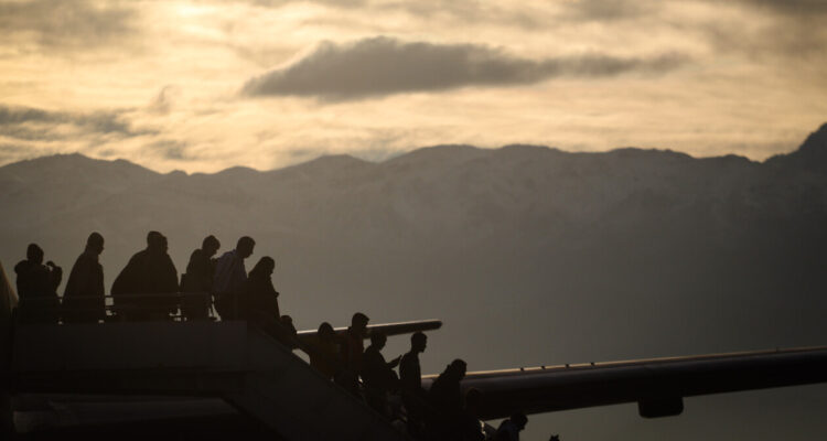 Vuelo con 43 chilenos deportados por Trump llegará a Chile este jueves por la noche
