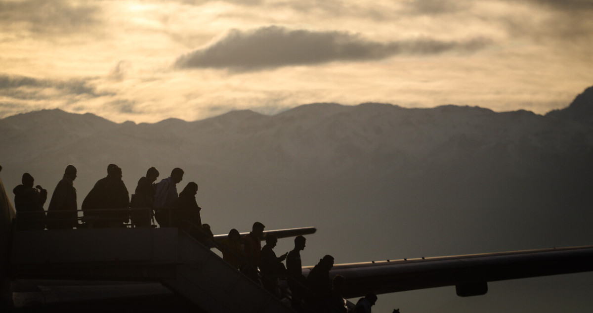 Vuelo con 43 chilenos deportados por Trump llegará a Chile este jueves por la noche