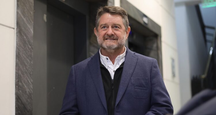 Chile Vamos evalúa sumarse a solicitud de destitución de Claudio Orrego tras irregularidades detectadas por Contraloría