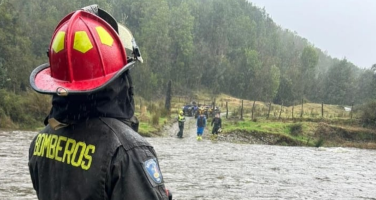 Cinco personas rescatadas por bomberos tras quedar aisladas por crecida de río Grande en Chiloé
