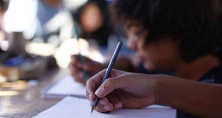 Santiago destaca en Sudamérica: las ciudades más baratas para estudiar en el extranjero, según ránking
