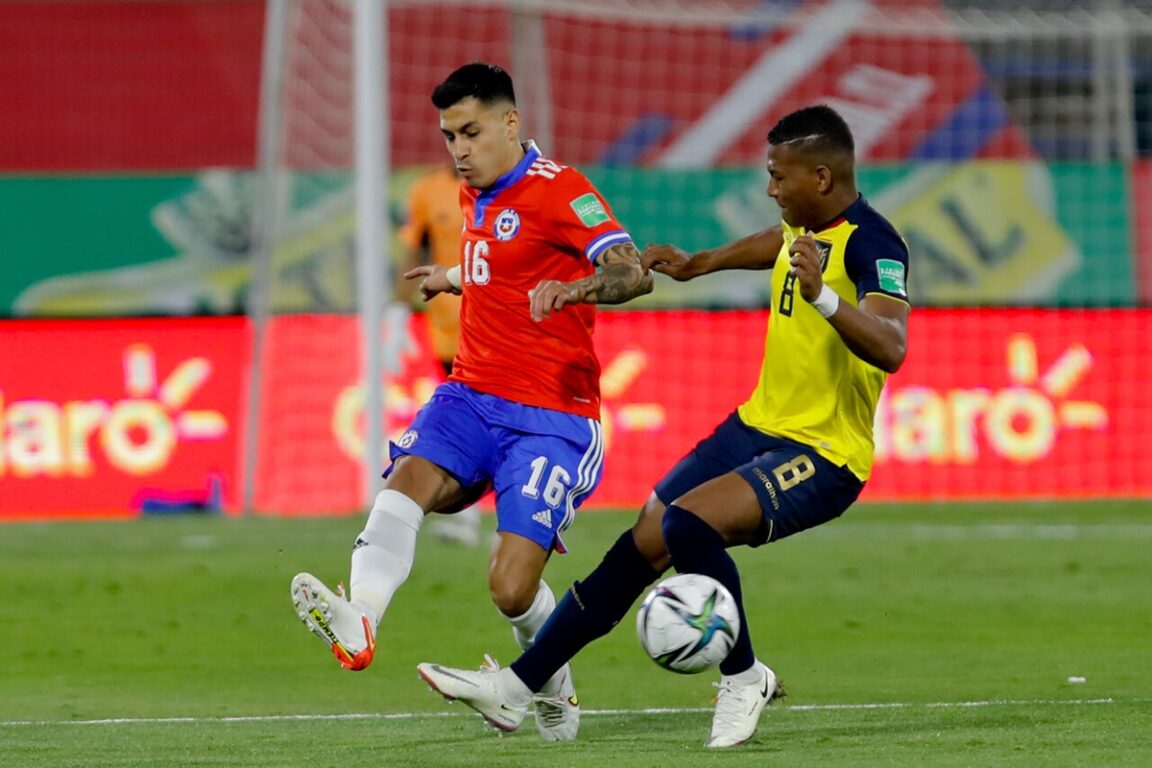Claudio Baeza jugando por La Roja. 