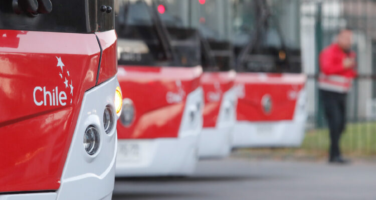 Cinco pasajeros lesionados deja choque por alcance de dos buses Red en Maipú