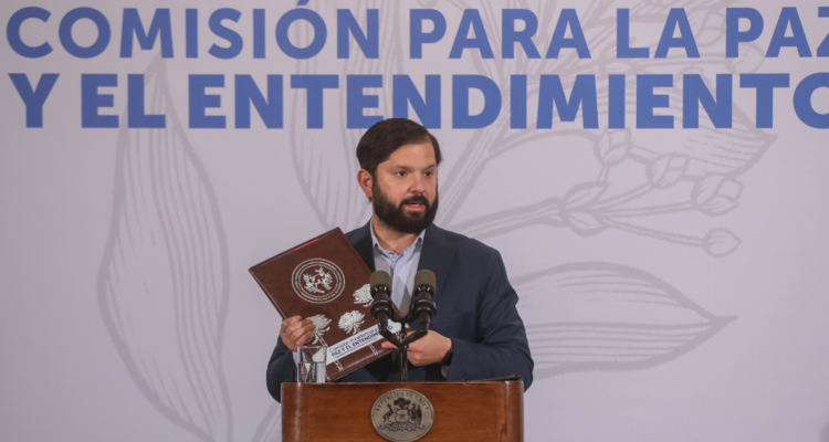 Presidente Boric sosteniendo conclusiones de la Comisión para la Paz por la que comunidades mapuche presentaron un recurso