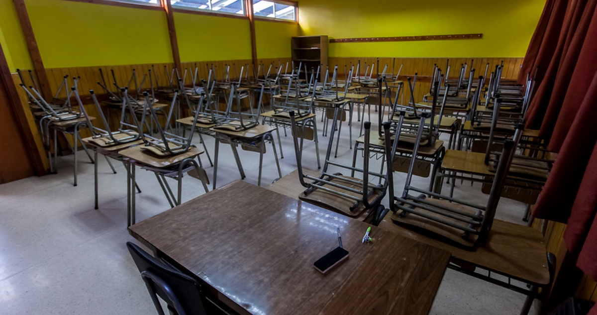 Sistema frontal obliga a suspender clases en cientos de colegios de cuatro regiones del país
