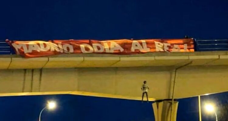 Muñeco de Vinicius colgando desde un puente de Madrid.