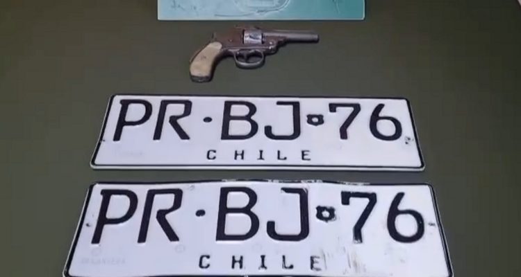 Detienen a conductor en Puente Alto por circular con patentes artesanales y un revolver
