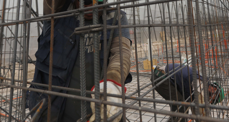 Trabajadores en medio de construcción por proyecto de viviendas en sector Brisas del Sol en Talcahuano