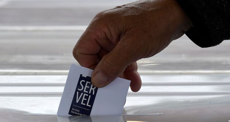 Studio Público: carta oficialista lideraría primería vuelta, pero Matthei o Kast ganaría en diciembre