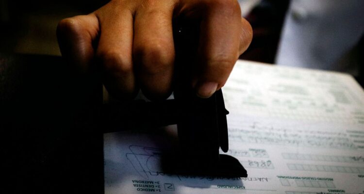 Contraloría advierte que municipios pagaron $388 mil millones por licencias médicas durante 2024