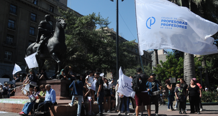 Senador Velásquez consulta y Contraloría zanja: paros docentes deben tener descuentos