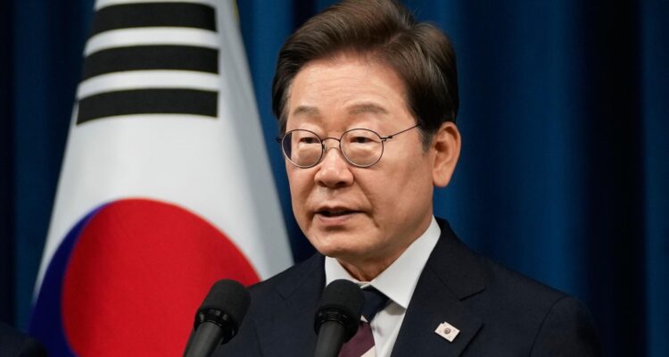 Lee Jae-myung durante una conferencia de prensa en la oficina presidencial en Seúl