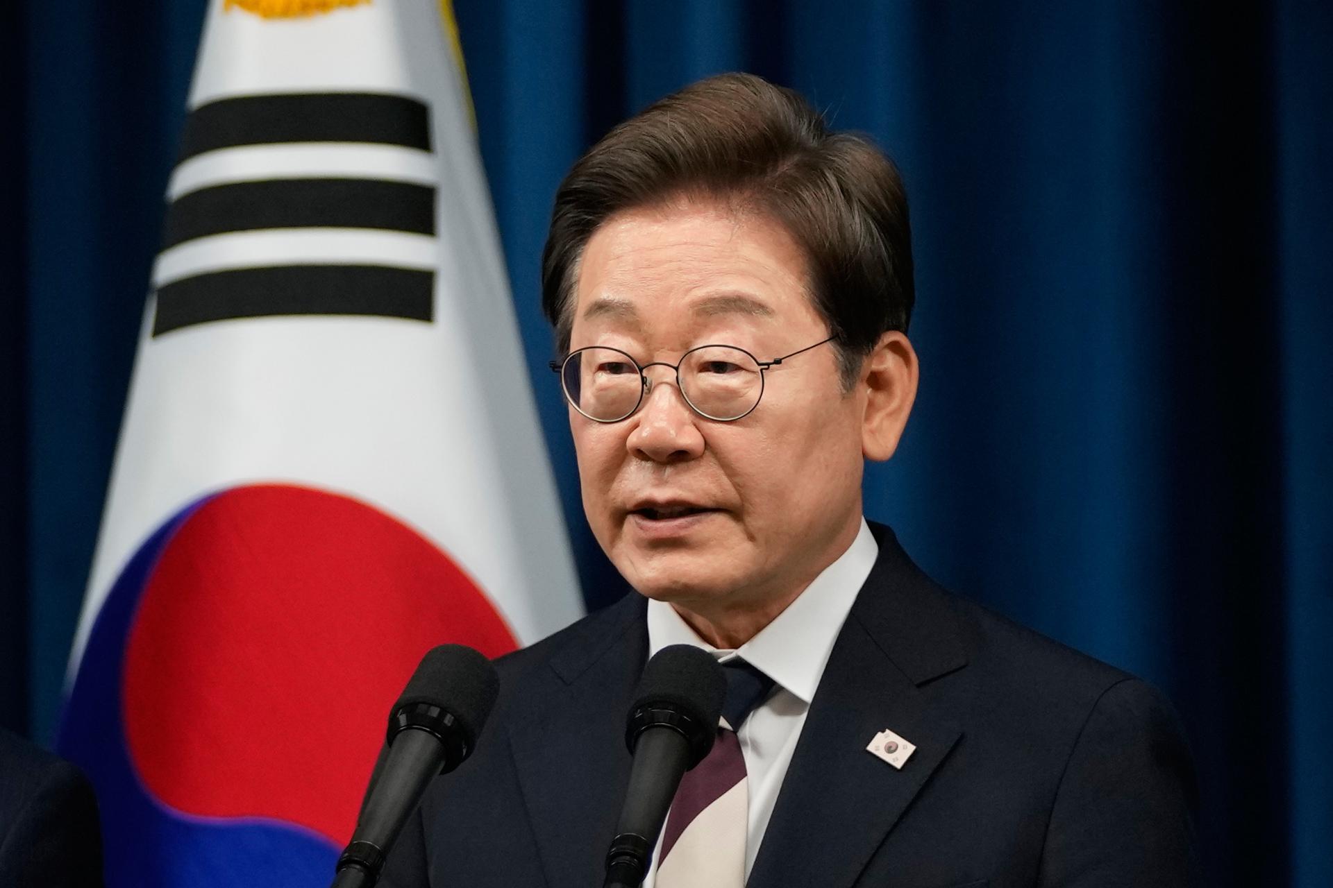 Lee Jae-myung durante una conferencia de prensa en la oficina presidencial en Seúl
