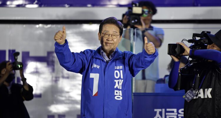 El candidato presidencial del Partido Demócrata, Lee Jae-myung, durante su último mitin de campaña