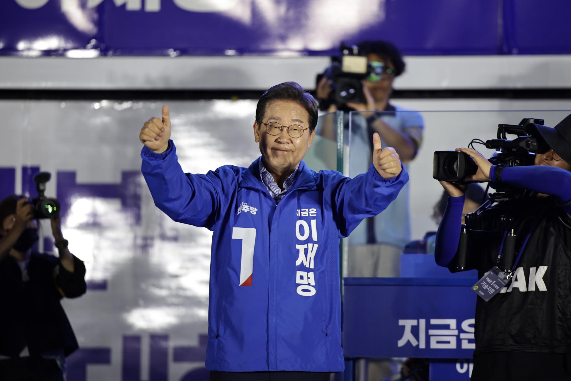 El candidato presidencial del Partido Demócrata, Lee Jae-myung, durante su último mitin de campaña