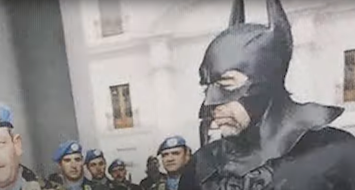 Correa Sutil vestido de Batman