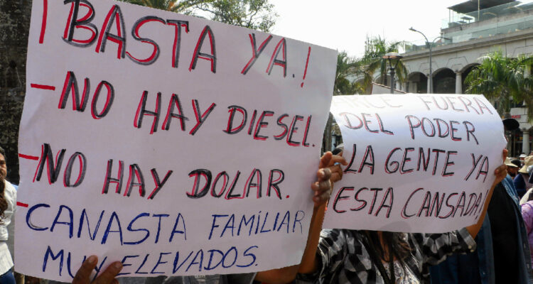 Crisis en Bolivia: expertos advierten que la falta de dólares está “asfixiando” la economía del país