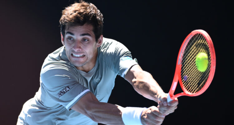 Cristian Garin jugando en Australia