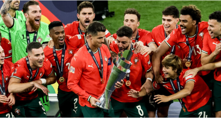 Cristiano Ronaldo con el trofeo de la Nations League 2025