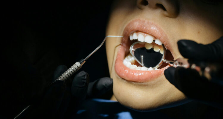 ¿El flúor del agua nos hace tontos? Líderes discuten la medida pionera que nos salvó de las caries